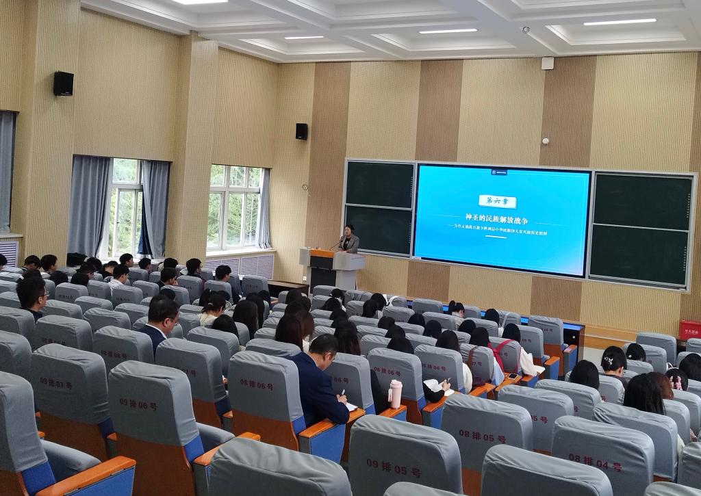 校党委书记刘振奎深入教学一线听思政课